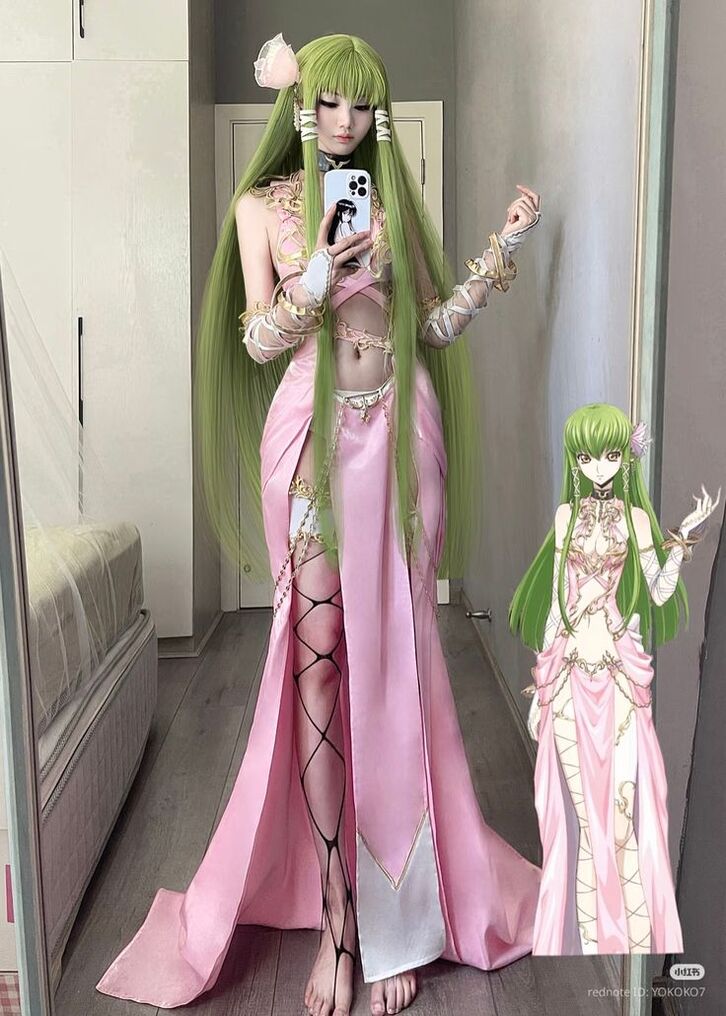 Gái xinh cosplay nhân vật anime 18+, outfit hở khoe body hoàn hảo